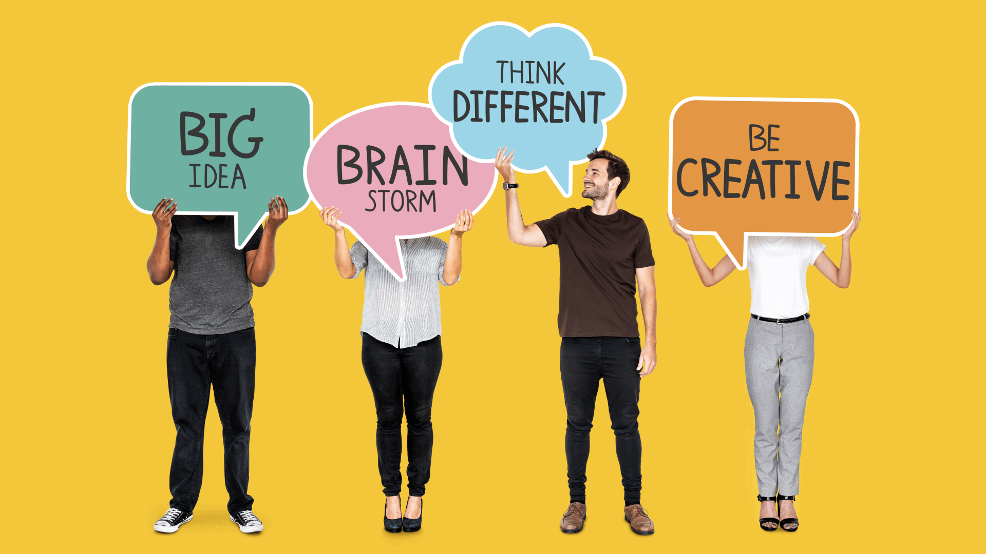Pessoas segurando cartazes escrito Big Idea, Brain Storm Think Different e Be Creative